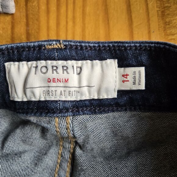 Torrid Demin Shorts First At Fit Cut Off Jean Shorts Button Up Size 14 Fringe - Picture 4 of 5